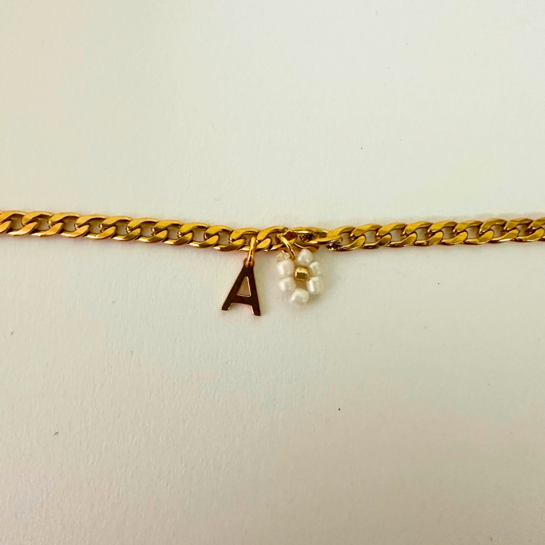 pulseira em aço com LETRA e FLOR